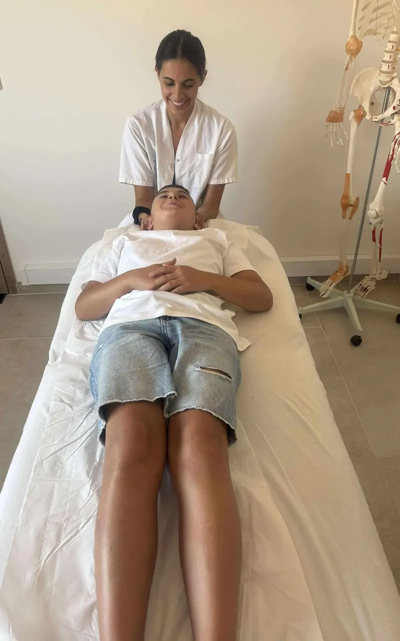 Un patient allongé, Melissa place ses mains sous sa nuque