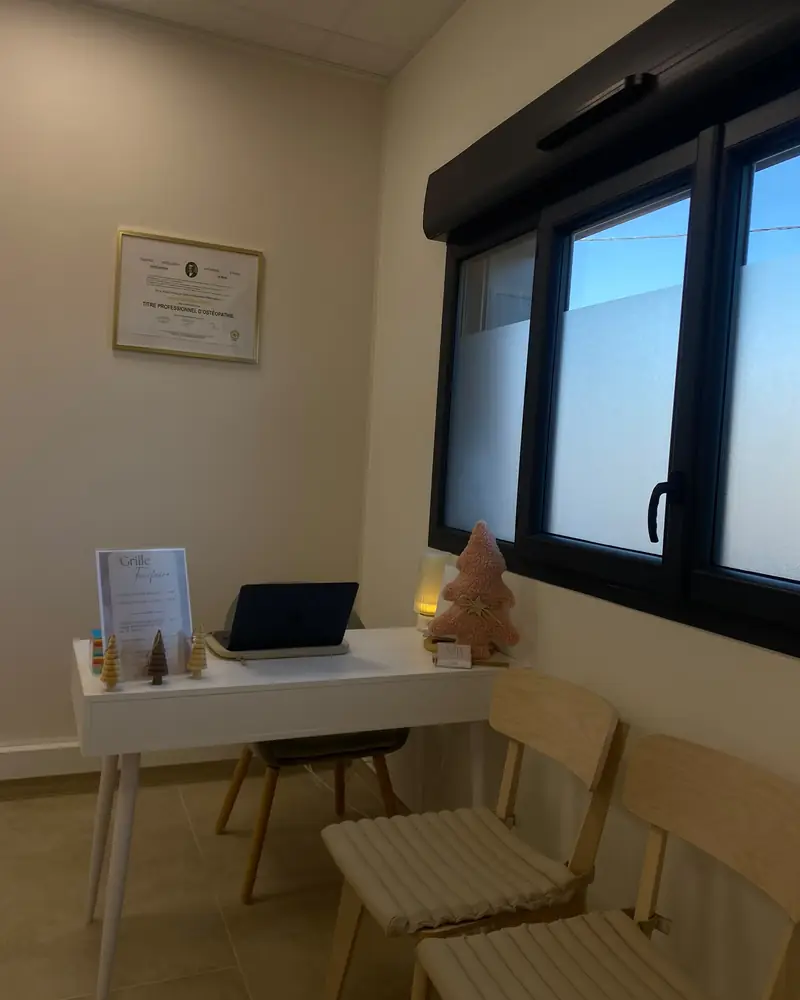 Bureau de consultation avec deux chaises en bois clair