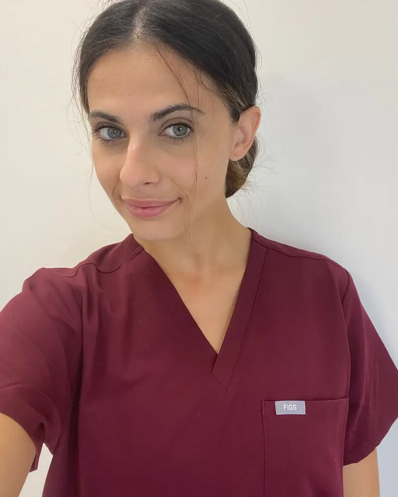 Portrait de Melissa Borg, ostéopathe D.O., en tenue prune